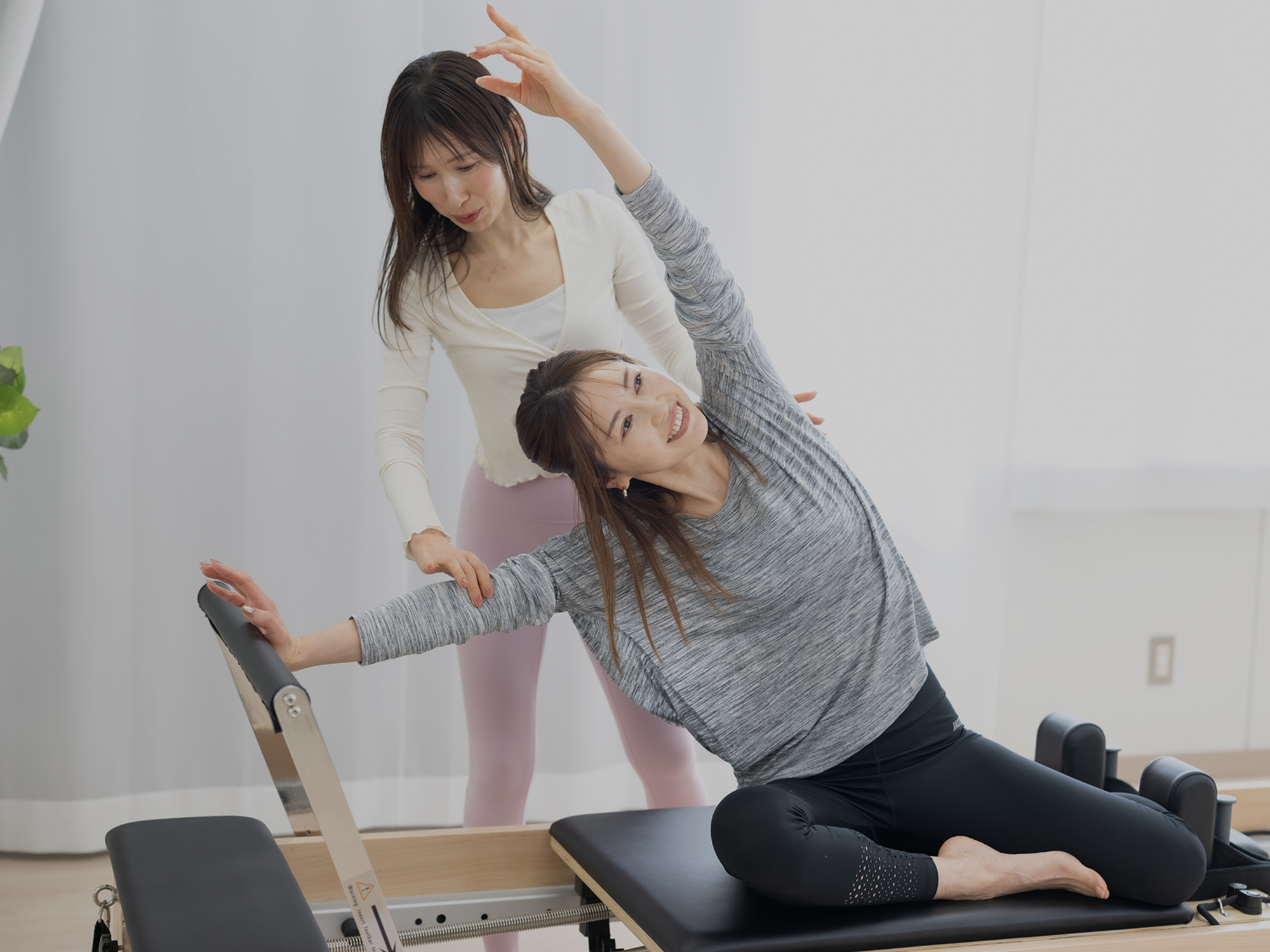 ピラティスで身体を整える女性のイメージ